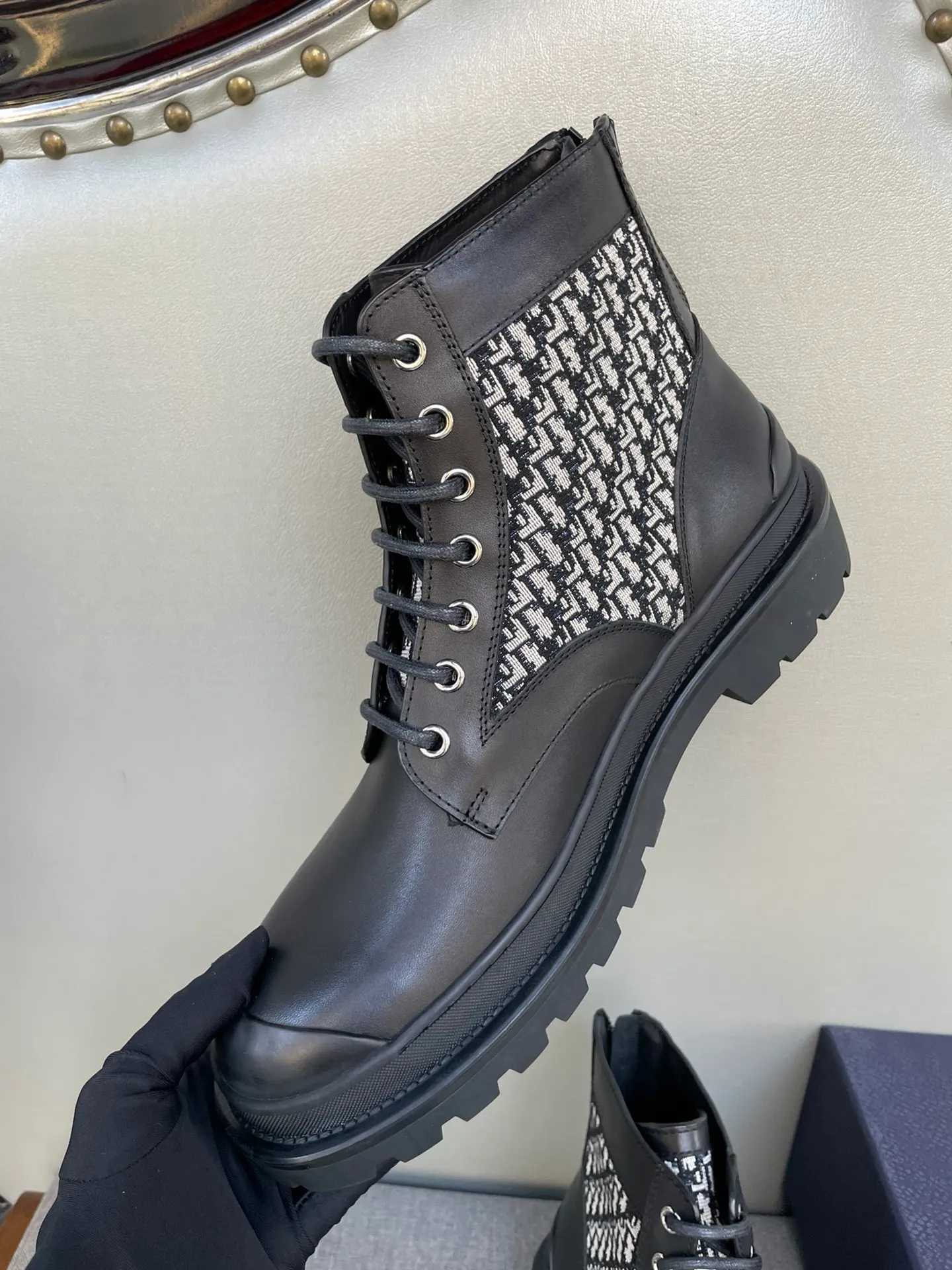 [DIOR] Top P: 1000💰 Number of yards: 39~44 (38.45 custom-made, non-refundable) Dior Dior~ Winter series, original 1:1 development Casual men's leather shoes Heavy investment, shoes and boots are made of imported cowhide + imported Dior special fabric Not easy to deform black cowhide lining Dior large hardware inlay Original TPU vacuum outsole, black cowhide Black open edge beads Military green suede Black suede Khaki suede leather is crafted by a large factory, and the perfect product is only prepared for you who know your taste! Any comparisons are welcome.